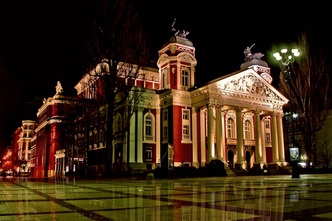 Sofia bij nacht: Panoramische stadsrondleiding en folklore dinerTour in het Engels