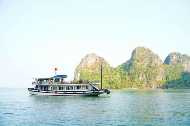 From Hanoi: Halong Bay Daily Tour with Kayaking and Lunch