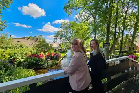 Giethoorn: Live Guided Tour with Cruise & Cheese Platter