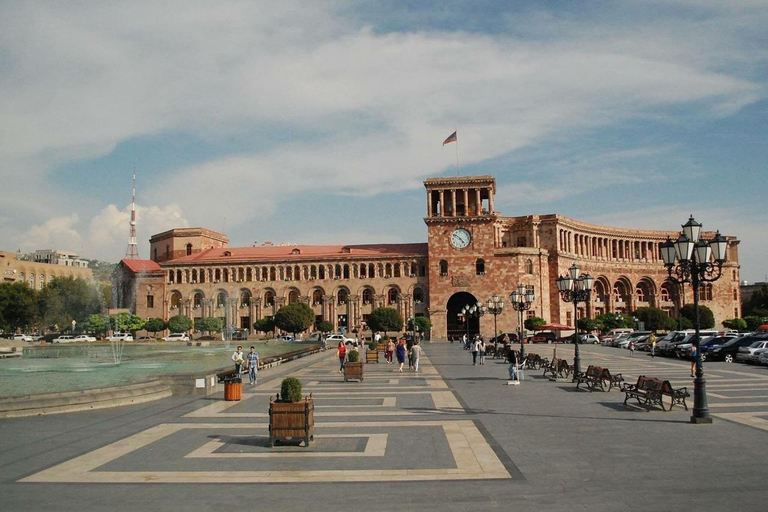 Yerevan: Guided Walking Tour with Vernissage Market Visit