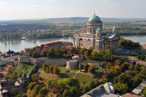 Danube Bend: Private 8-Hour Full Board Tour from Budapest