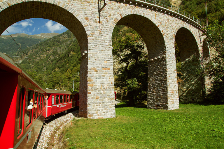 Da Milano: Tour di un giorno del Bernina e di St. Moritz in treno panoramicoPartenza dal centro città