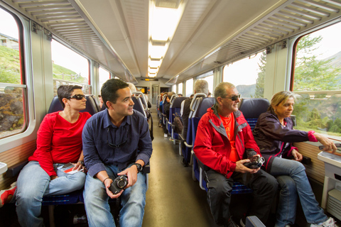 Da Milano: Tour di un giorno del Bernina e di St. Moritz in treno panoramicoPartenza dal centro città