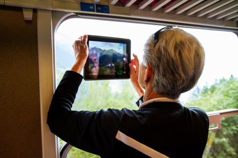 Da Milano: Tour di un giorno del Bernina e di St. Moritz in treno panoramicoPartenza dal centro città