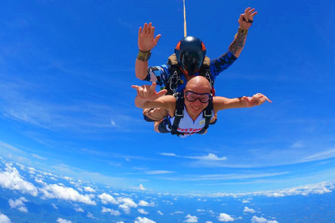 Pattaya: Dropzone Tandem Skydive with Return Transfer Economy package//Skydiving