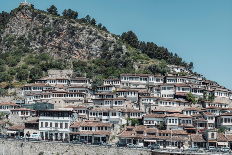 De Tirana/Durres à Berati, ville UNESCO+château et lac Belsh