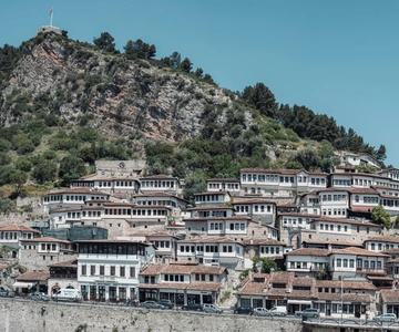 De Tirana/Durres a Berati, cidade UNESCO + castelo e lago Belsh