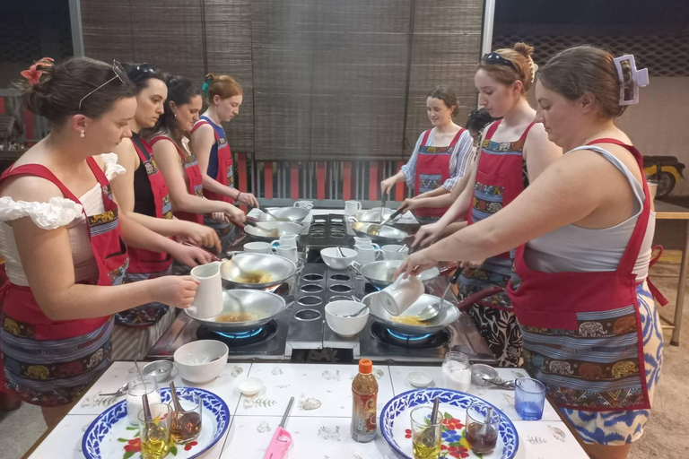 Chiang Mai : Corso di cucina tailandese per piccoli gruppi con tour del mercatoUnisciti a un piccolo gruppo in inglese