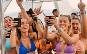 Mykonos: Sunset Boat Party with Open Bar & Live DJ
