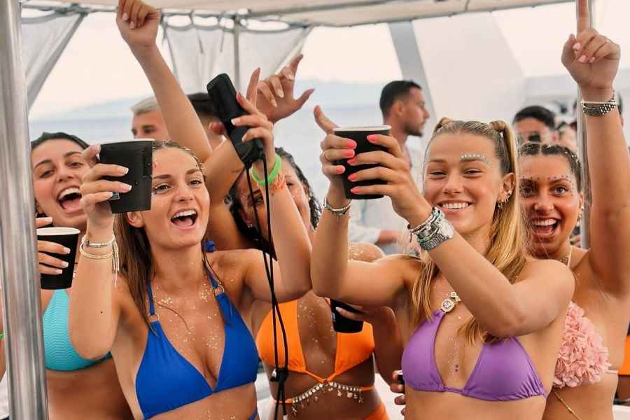 Mykonos: Sunset Boat Party mit Open Bar & Live DJ. Foto: GetYourGuide