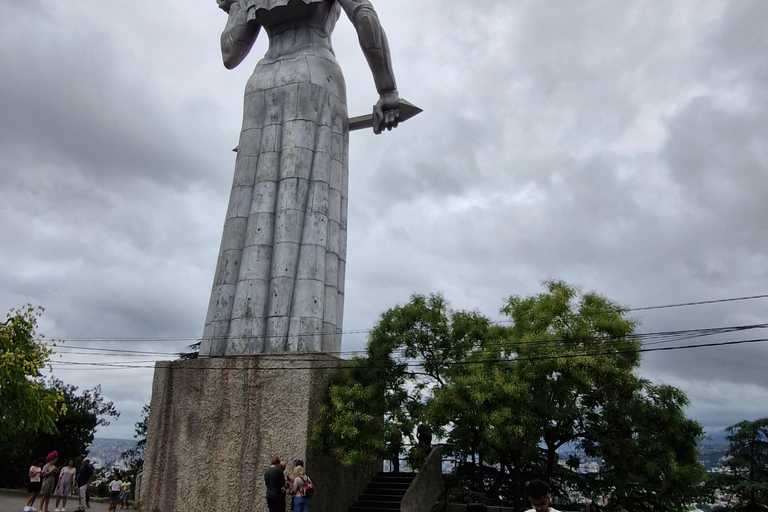 Tbilisi: tour a piedi serale della città vecchiaTbilisi: tour a piedi serale nella città vecchia