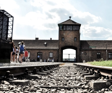 Krakow: Auschwitz-Birkenau Guided Tour Pickup/Lunch Options