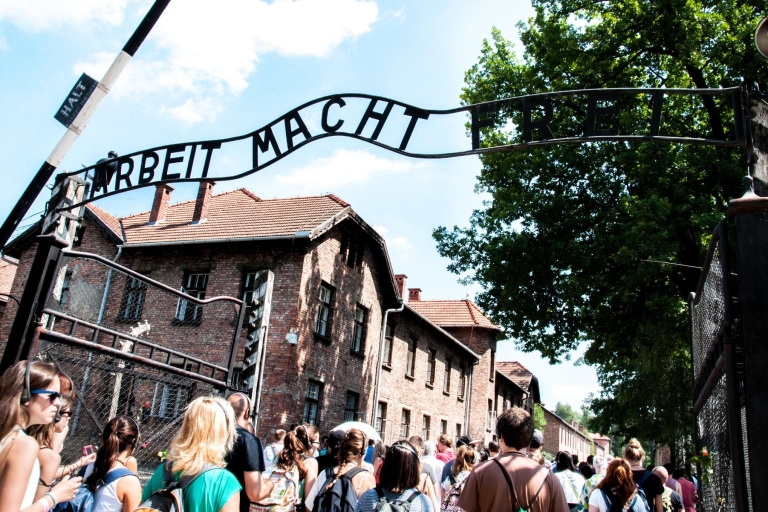 Cracovia: tour guiado Auschwitz-Birkenau recogida/almuerzoTour desde el punto de encuentro en Starowiślna 65