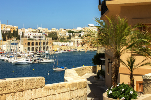 Malta: Vintage Bus Ride through the Three Cities Standard Option