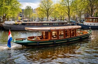 Amsterdam: Luxuriöse Grachtenfahrt mit Getränken und Guide vor Ort