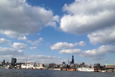 Hamburgo: crucero de 1 hora por el puertoCrucero de 1 hora con comentarios en alemán