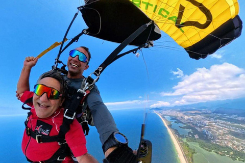 Rio de Janeiro: Tandem jump with camera in Barra da Tijuca Rio de Janeiro: Tandem skydive with camera in Barra da Tijuca