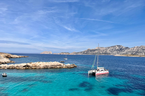 Marselha: Cruzeiro de catamarã pelas Calanques, piquenique e mergulho com snorkel