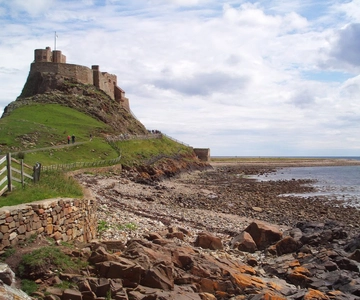 From Edinburg: Viking Coast & Alnwick Castle Day Tour