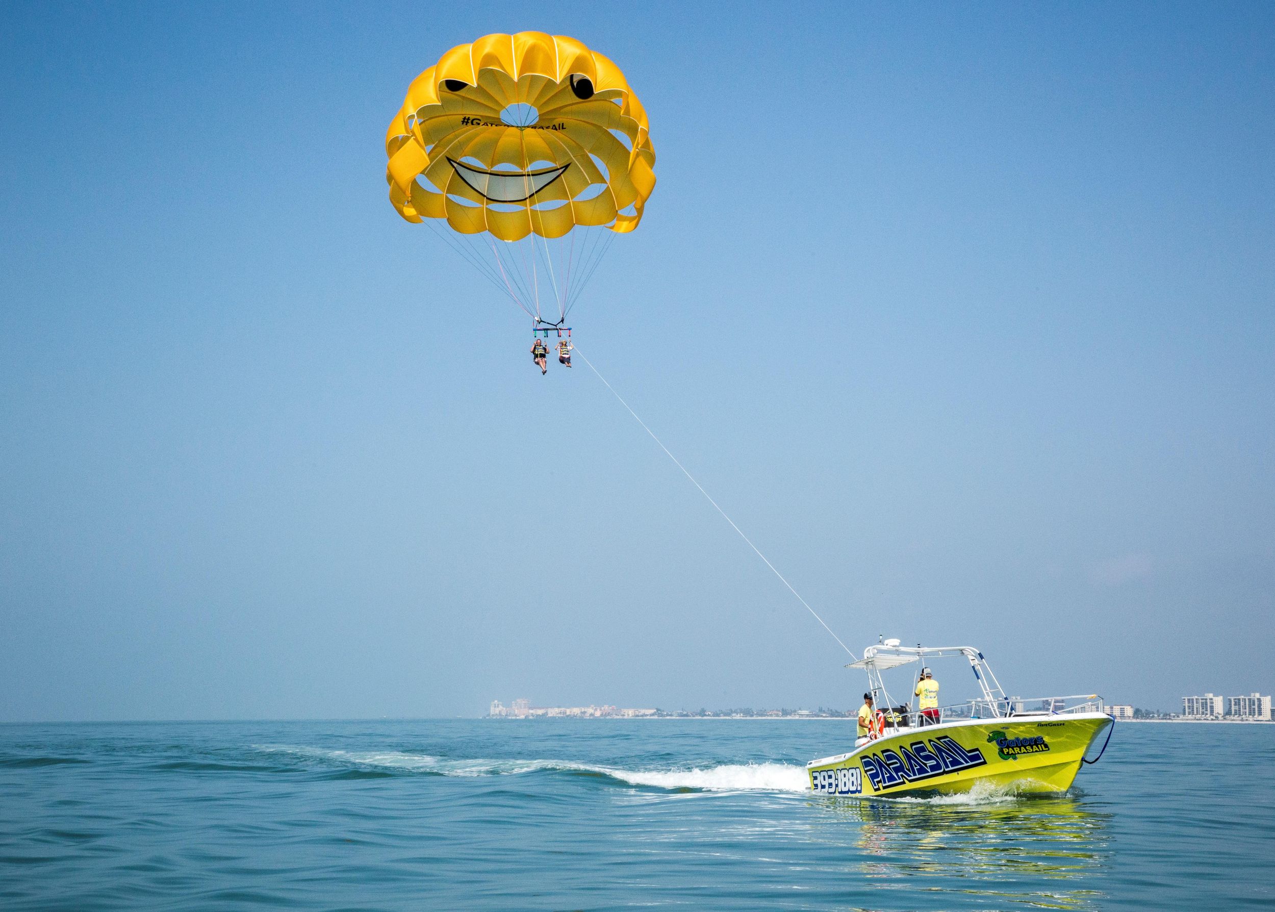 Parasailing-Abenteuer mit Blick auf die Strände der Tampa Bay