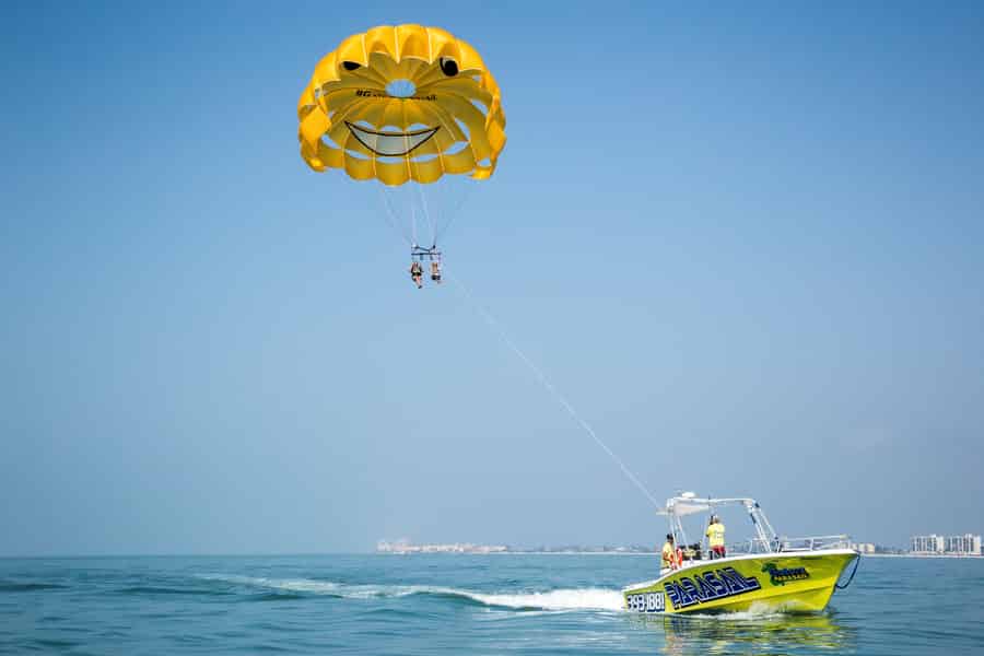 Parasailing-Abenteuer mit Blick auf die Strände der Tampa Bay. Foto: GetYourGuide Parasailing-Abenteuer mit Blick auf die Strände der Tampa Bay. Foto: GetYourGuide