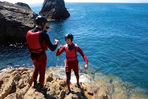 Coasteering Algarve: Klippenspringen, Schwimmen und Klettern in SagresSagres: Klippenspringen, Schwimmen, Klettern – Coasteering