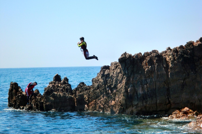 Coasteering Algarve : Sauter de falaise, nager et grimper à SagresCoasteering Algarve : Saut de falaise, natation et escalade à Sagres
