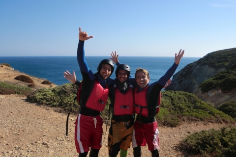 Coasteering Algarve : Sauter de falaise, nager et grimper à SagresCoasteering Algarve : Saut de falaise, natation et escalade à Sagres