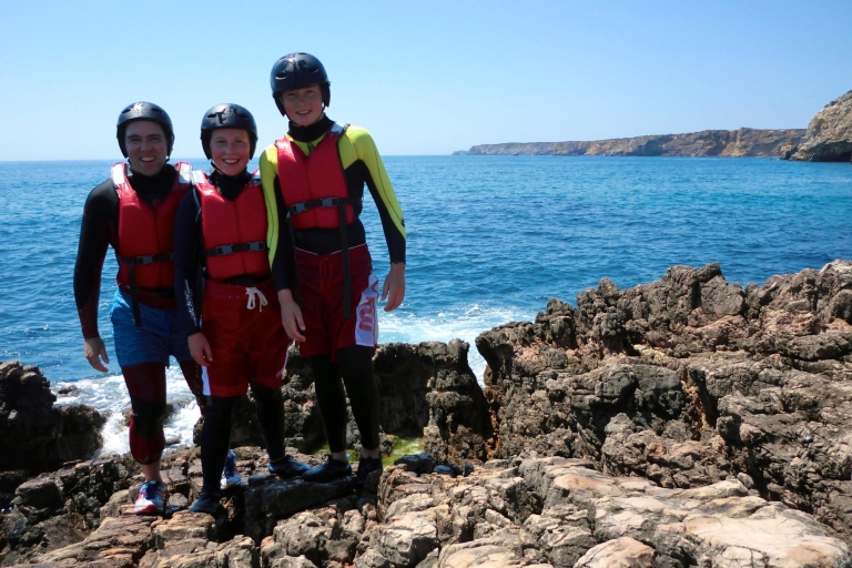 Coasteering Algarve: Skacz z klifu, pływaj i wspinaj się w SagresCoasteering Algarve: skok z klifu, pływanie i wspinaczka w Sagres