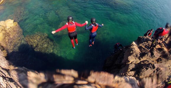 Coasteering Algarve: Salto de acantilados, natación y escalada en Sagres
