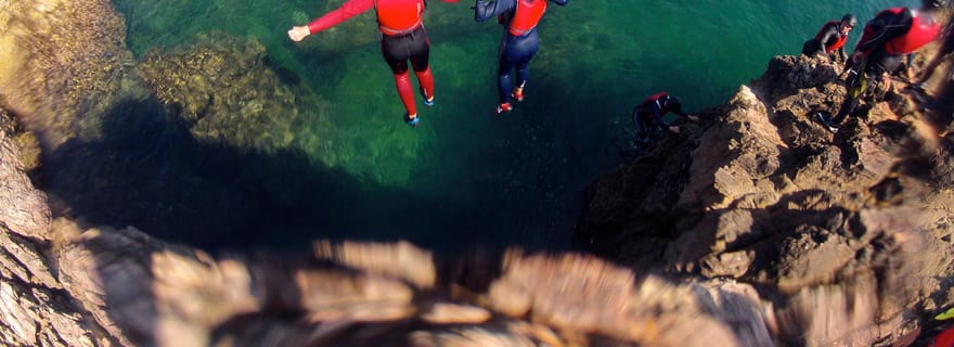 Coasteering Algarve : Sauter de falaise, nager et grimper à Sagres