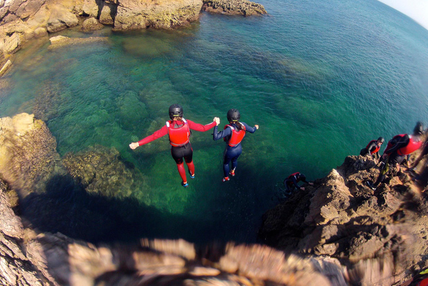 Coasteering Algarve : Sauter de falaise, nager et grimper à Sagres