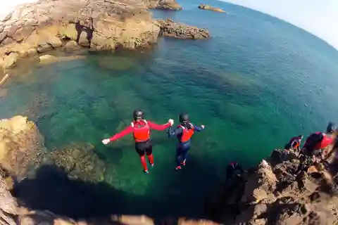Coasteering Algarve: Salta de falésia, nada e escala em Sagres