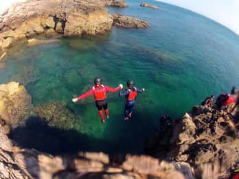 Coasteering Algarve: Hoppa från klippor, simma och klättra i Sagres