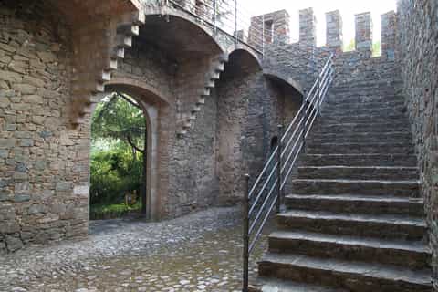 Barcelona: Gaudí's Bellesguard Tower with Optional Tour