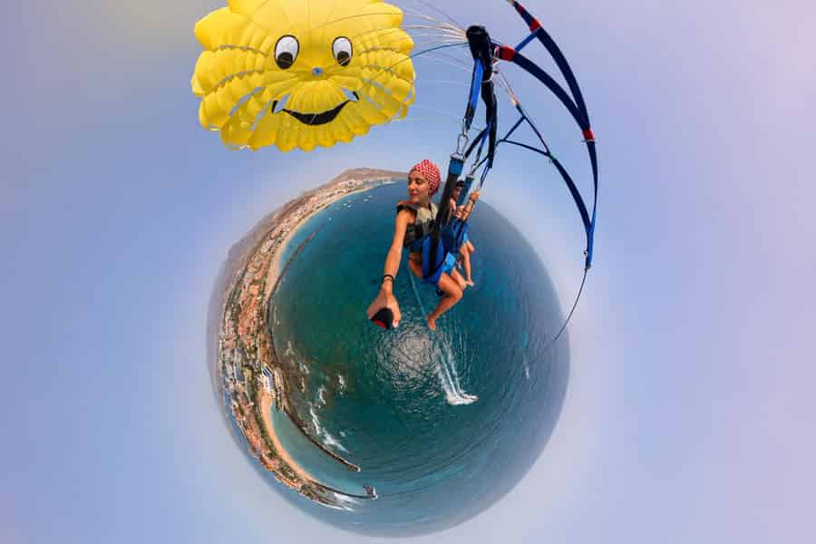 Parasailing-Aktivität auf Teneriffa – 360°-Kamera-Erlebnis. Foto: GetYourGuide