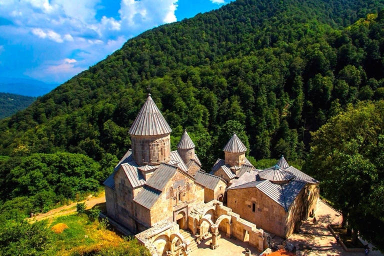 Von den Klöstern zum See Ein eintägiges Abenteuer in Armenien
