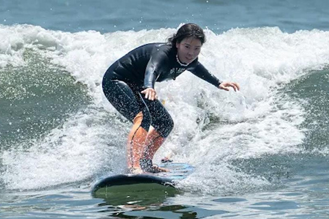 Lima: Surfboard and Wetsuit Rental at Makaha Beach