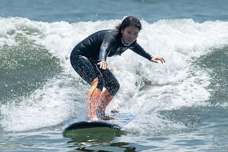 Lima: Surfboard and Wetsuit Rental at Makaha Beach