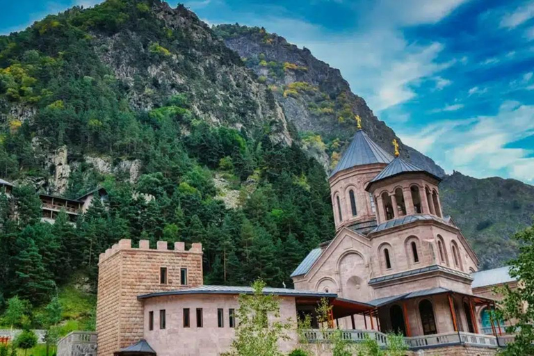 Tbilisi: tour di Kazbegi con visita alla Chiesa della Trinità di GergetiTbilisi: tour a Kazbegi con visita alla Chiesa della Trinità di Gergeti