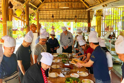 Hoi An: lezione di cucina con tour del mercato e giro in barca con cestino