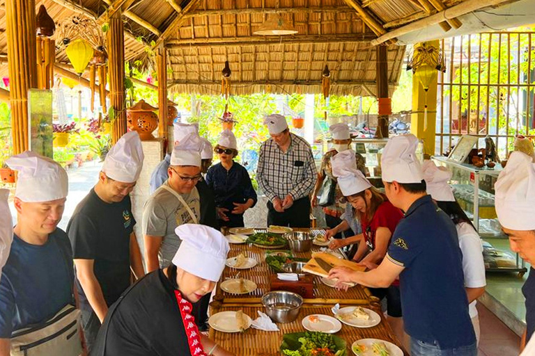 Hoi An : Clase de cocina con tour en barco y paseo por el mercado