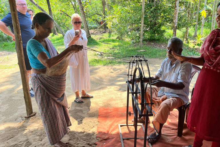 Kerala: Backwater Village Punting Boat Cruise with Lunch