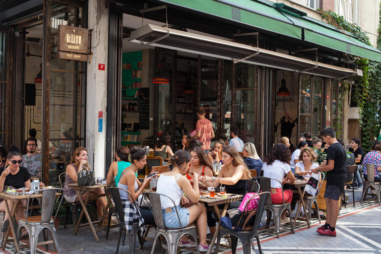 Istanbul: Taste of Turkey with Europe & Asia by Ferry Tour en Español