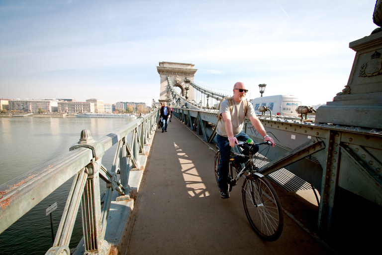 Lo mejor de Budapest en bicicletaLo mejor de Budapest en bici con una comida húngara