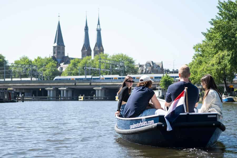 Amsterdam: Selbstfahrende Bootsvermietung. Foto: GetYourGuide