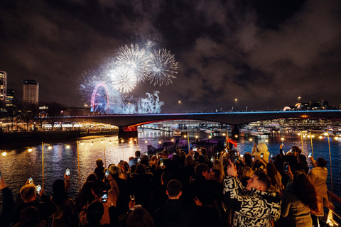 Bootfeest op oudejaarsavond in Londen met uitzicht op het vuurwerk