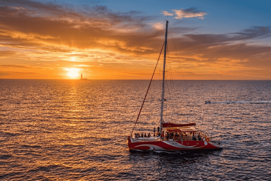 Marseille: Katamaran-Kreuzfahrt bei Sonnenuntergang mit DJ-Mixtape. Foto: GetYourGuide Marseille: Katamaran-Kreuzfahrt bei Sonnenuntergang mit DJ-Mixtape. Foto: GetYourGuide