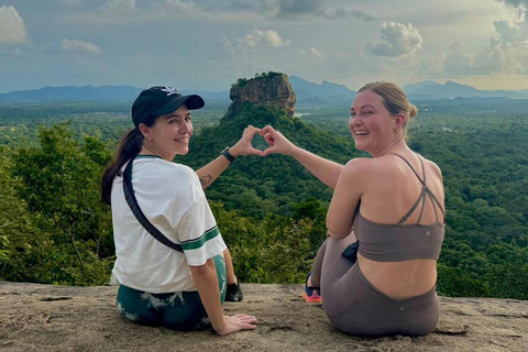 Depuis Kandy : Excursion d&#039;une journée à Sigiriya, Dambulla et Minneriya