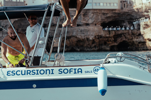 Polignano a Mare: Crucero en lancha rápida a las cuevas con aperitivoCrucero en grupo